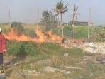 Diskarmat-Badung-saat-memadamkan-api-yang-membakar-tumpukan-sampah.jpg