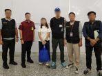 Dua-WNA-Cina-saat-dideportasi-oleh-petugas-imigrasi-Singaraja-88.jpg