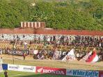 Dua-kelompok-suporter-PSM-Makassar-bentrok-di-Stadion-Gelora-BJ-Habibie.jpg