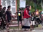 Dua-pria-asal-Desa-Air-Kuning-Kecamatan-Jembrana.jpg