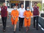 Dua-tersangka-korupsi-di-LPD-Beluhu-Desa-Tulamben-saat-akan-ditahan-di-Polres-Karangasem.jpg