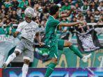 Duel-pemain-dalam-laga-ujicoba-antara-Persebaya-Surabaya-vs-Bali-United.jpg