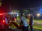 EVAKUASI-KORBAN-Satlantas-Polres-Jembrana-saat-melakukan-evakuasi-pada-korban-lakalantas.jpg