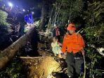 EVAKUASI-Proses-evakuasi-seorang-ibu-dan-anak-yang-tersesat-di-Gunung-Batukaru.jpg
