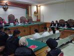 Empat-terdakwa-saat-menjalani-sidang-pembacaan-dakwaan-dari-tim-JPU-di-Pengadilan.jpg
