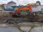 Eskavator-tengah-melakukan-proses-pengerukan-sedimentasi-Tukad-Badung.jpg