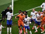 Euro-2024-bek-Belanda-05-Nathan-Ake-menyundul-bola-melewati-bek-Prancis-04-Dayot-Upamecano.jpg