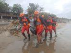 Evakuasi-korban-yang-tenggelam-terseret-arus-di-di-Pantai-Bias-Saut-Batubelig.jpg