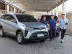 Fitur-terbaru-Person-in-Charge-Astra-Daihatsu-Sidoarjo-Randy-Pranata-kanan.jpg