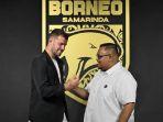 Gelandang-serang-Wiljan-Pluim-kiri-bersalaman-dengan-Presiden-Borneo-FC-Nabil-Husein.jpg