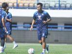 Gelandang-tengah-Persib-Bandung-Abdul-Aziz-dalam-sesi-latihan-bersama-tim.jpg