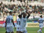 Gestur-Respect-David-da-Silva-Tak-Mau-Selebrasi-Usai-Cetak-2-Gol-Persib-vs-Persebaya-Ini-Sebabnya.jpg