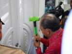 Gubernur-Bali-Wayan-Koster-menggunakan-palu-membongkar-8966.jpg