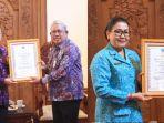 Gubernur-Koster-dan-Ny-Putri-Koster-Raih-Penghargaan-Manggala-Karya-Kencana-dari-BKKBN.jpg