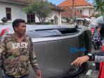 Honda-Jazz-terguling-usai-senggol-mobil-parkir-di-Sukawati-Selasa-6-September-2022-Ist.jpg