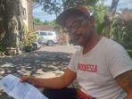 I-Nyoman-Suardana-saat-memperlihatkan-surat-panggilan-Satpol-PP-Gianyar-Rabu-21-Juni-2023.jpg