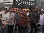 I-Wayan-Adi-Arnawa-didampingi-wakil-Bupati-Badung-Bagus-Alit-Sucipta-saat-menurunkan-kabel-77.jpg
