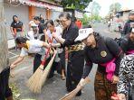 Ibu-Putri-Koster-Turun-Langsung-Gotong-Royong-Bersihkan-Lingkungan-Bersama-Masyarakat-Desa.jpg