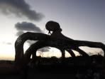 Instalasi-Giant-Octopus-karya-seniman-Ketut-Putrayasa-di-Pantai-Berawa-1.jpg
