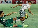 Irfan-Jaya-saat-mendapatkan-tekel-keras-dari-Rizky-Ridho.jpg