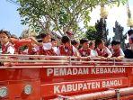 Jalan-jalan-anak-anak-TK-Negeri-Pertiwi-Bangli-saat-diajak-jalan-jalan-mengendarai-mobil-damkar.jpg