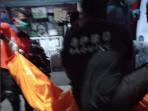 Jenazah-Endang-di-dalam-kantong-jenazah-saat-dievakuasi-dari-TKP-di-kamar-kos.jpg