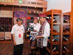 Jokowi-Beli-Sepatu12.jpg