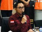 Kakanim-Denpasar-Ridha-Sah-Putra-saat-memberikan-keterangan-mengenai-penindakan-WNA.jpg