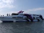 Kapal-cepat-Express-Bahari-saat-sandar-perdana-di-Pelabuhan-Sira-Angen-Serangan-Denpasar.jpg