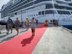 Kapal-pesiar-Seven-Seas-Explorer-saat-berlabuh-di-Pelabuhan-Celukan-Bawang.jpg
