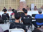 Kapolres-Jembrana-AKBP-Kadek-Citra-Dewi-Suparwati-saat-memberikan-pengarahan.jpg