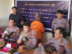 Kapolres-Tabanan-tengah-saat-merilis-kasus-pemulung-yang-mencuri-HP-58.jpg