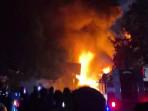 Kebakaran-bangunan-pabrik-stayrofoamgabus-di-Jalan-Raya-Munggu.jpg