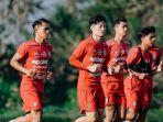 Kenzo-Nambu-tengah-tampak-berlatih-bersama-rekan-rekannya-di-Bali-United.jpg