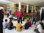 Kepala-Rutan-Kelas-IIB-Negara-saat-memberikan-pengarahan-terhadap-delapan-orang-WBP-baru.jpg