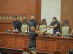 Ketua-Bapemperda-DPRD-Gianyar-I-Nyoman-Alit-Sutarya-menyerahkan-Ranperda.jpg