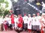 Ketua-DPRD-Tabanan-Made-Dirga-dan-Bupati-Sanjaya-usai-persembahyangan.jpg