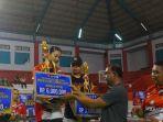 Ketua-Umum-Pengcab-PBVSI-Karangasem-I-Wayan-Suastika-saat-menyerahkan-piala-23.jpg