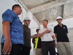 Klungkung-Made-Satria-dan-Wabup-Tjokorda-Gde-Surya-Putra-saat-meninjau-pengerjaan.jpg