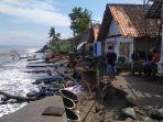 Kondisi-revetment-dan-rumah-terdampak-gelombang-tinggi-di-Jembrana.jpg