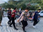 Korban-tenggelam-di-Pantai-Pandan-Nusa-Penida-saat-dievakuasi-77.jpg