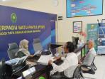 Kuasa-Hukum-GA-dan-WA-saat-lapor-kehadiran-di-bagian-PTSP-PT-TUN-Mataram-Rabu-8-Oktober-2025.jpg