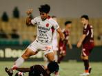 LINDUNGI-BOLA-Gelandang-tengah-Bali-United-Made-Tito-Wiratama-berusaha-menguasai-bola.jpg