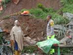 LONGSOR-Bhabinkamtibmas-Desa-Galungan-saat-melakukan-pengecekan-peristiwa-longsor.jpg