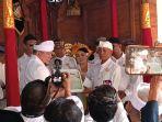 La-Nyalla-menyerahkan-piagam-penghargaan-kepada-keluarga-Raja-Denpasar-IX.jpg