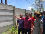 Lanang-Umbara-saat-memimpin-sidak-pagar-GWK-yang-tutupi-akses-warga.jpg