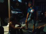Linmas-Desa-Pererenan-saat-mengamankan-kedua-pelaku-yang-diduga.jpg