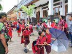 Linmas-dan-Bhabinkamtibmas-Legian-saat-berjaga-di-SD-No-3-Legian-pada-jam-pulang-sekolah.jpg