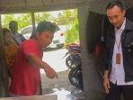 Lurah-Kapal-I-Nyoman-Adi-Setiawan-saat-melakukan-pengawasan.jpg