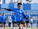 Mantan-striker-Persela-Lamongan-Aji-Kurniawan-kini-resmi-bergabung-ke-Persibo.jpg